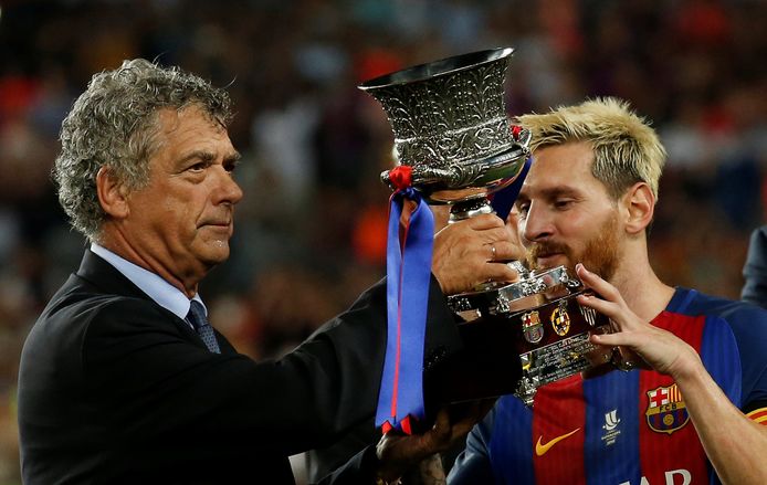 Voorzitter Angel Maria Villar overhandigt de Spaanse Super Cup aan Lionel Messi