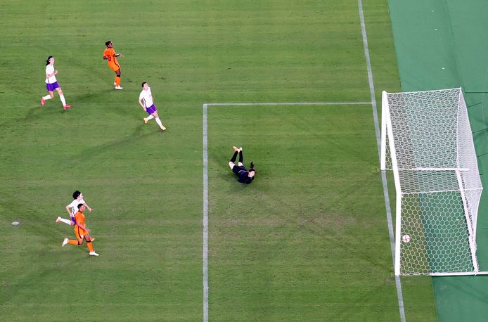 Lineth Beerensteyn met haar tweede goal van de wedstrijd.