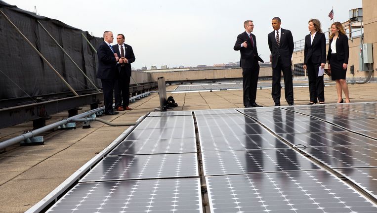 President Obama is een groot voorstander van zonne-energie. Als zijn klimaatplan talloze rechtszaken overleeft, kan Amerika een forse toename van zonne-energie verwachten. Beeld AP