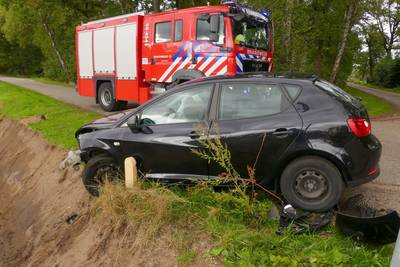 Harde botsing tussen twee auto's in Buurse, auto door klap in sloot