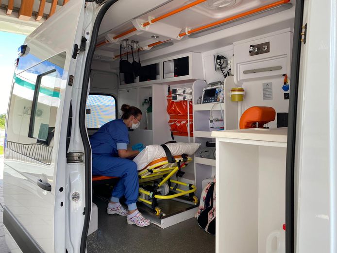 Vlak voor vertrek in de ambulance waarmee Christien een patiënt thuisbracht.