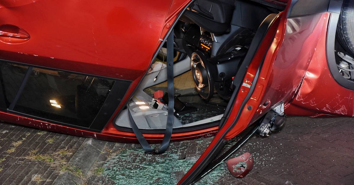 Auto komt op zijn dak terecht na botsing in Tilburg.