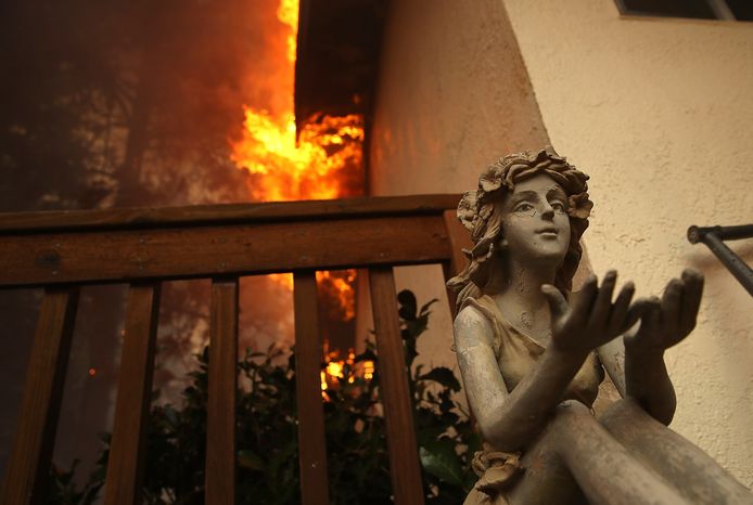 Een huis gaat in vlammen op In Paradise, Californië.