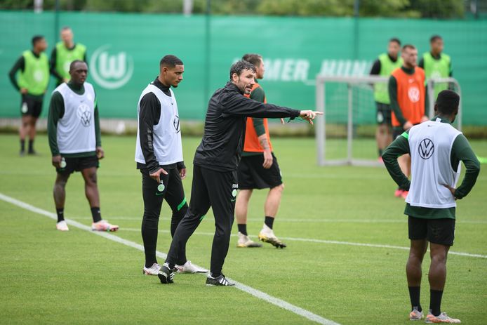 Mark van Bommel tijdens een training van VfL Wolfsburg.