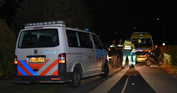 De politie is op zoek naar twee getinte jongemannen duwen Gravenaar van scooter en roven zijn portemonnee.