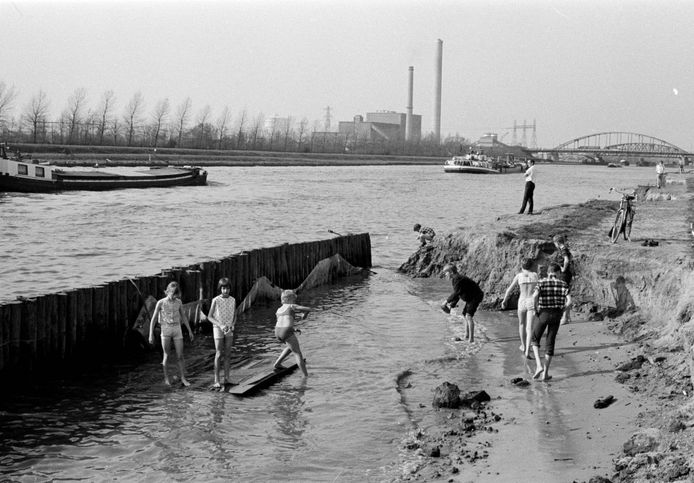 Badderen langs het kanaal in 1968