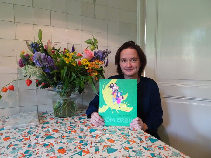 Milja Praagman met het boek dat ze maakte voor de Kinderboekenweek.