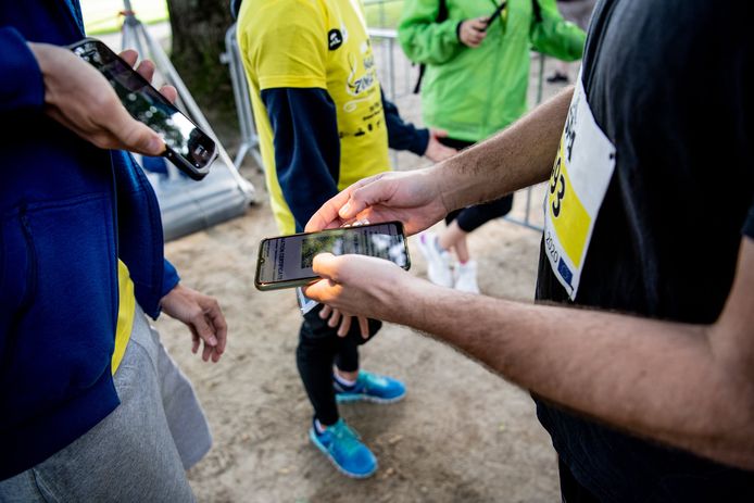 Deelnemers aan de 20 kilometer van Brussel moesten afgelopen weekend hun ‘coronapas’ laten zien.
