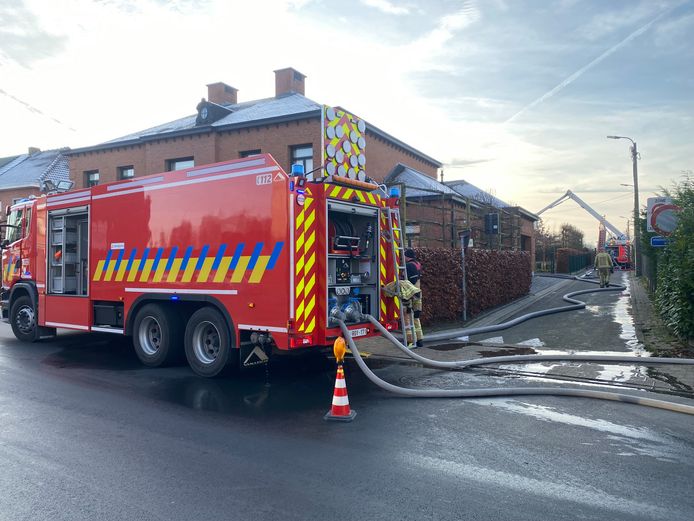 MARIEKERKE - De brandweer werd opgeroepen voor een brand in een woning langs de Dreefstraat in Mariekerke bij Bornem. De brandweer kreeg het vuur onder controle, maar de schade is groot.