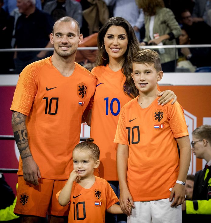 Sneijder met zijn ex-vrouw Yolanthe en hun kinderen Xess Xava en Jessey na zijn afscheidsmatch voor Oranje tegen Peru vorig jaar in september