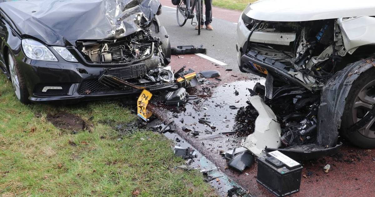 Forse schade aan auto’s na frontale botsing bij Beekbergen.
