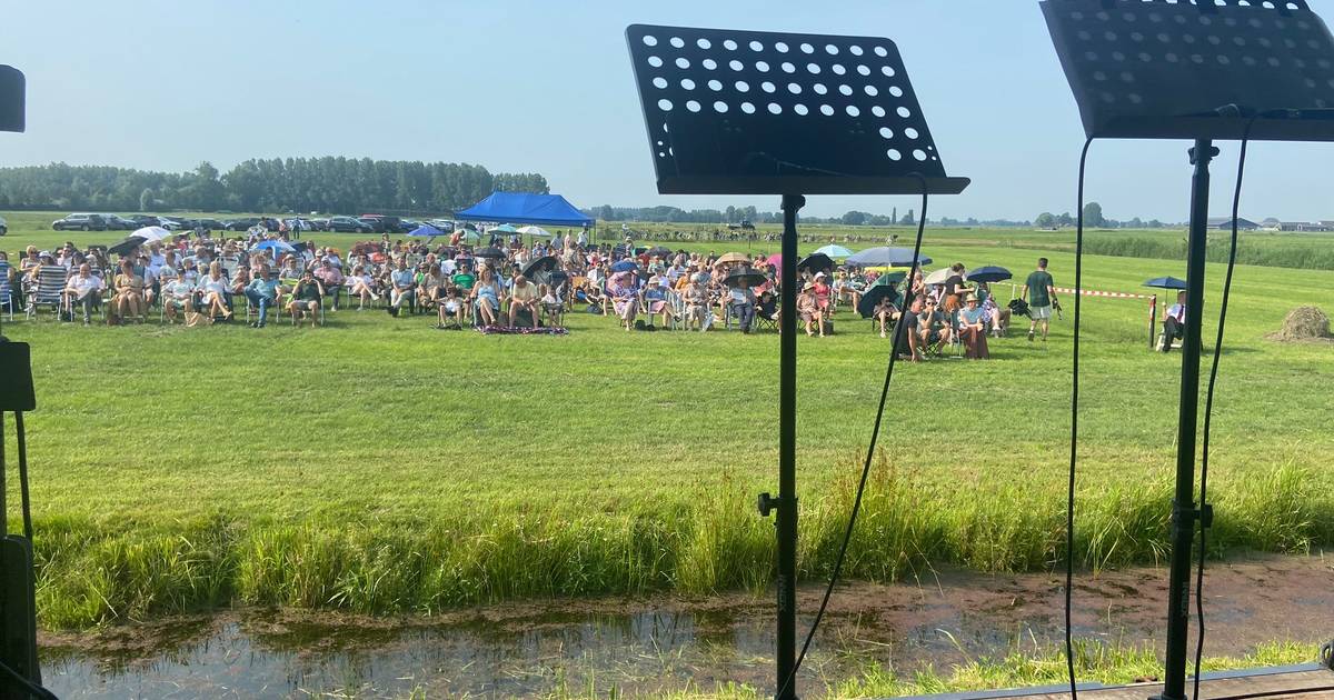 Kerkdienst midden in het weiland ‘Je ziet de koeien lopen en je hoort de kikkers kwaken