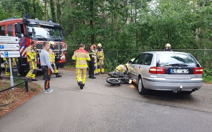 Bij een ongeval op Klein paradijs in Beekbergen is  een motorrijder gewond geraakt.