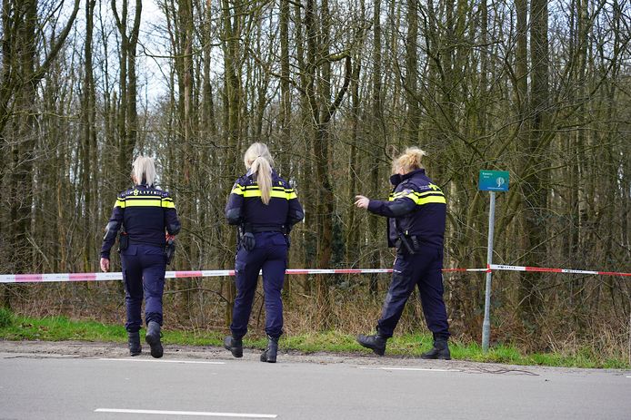 Op de parkeerplaats van de A58 bij Molenschot is zaterdagochtend een overleden persoon aangetroffen.