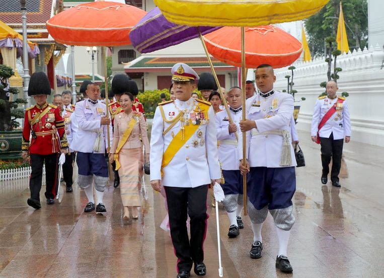 Koning Vajiralongkorn heeft maandag, de derde dag van zijn bezoek aan Thailand, enige achterstand weggewerkt bij de uitvoering van zijn taken als staatshoofd. In het koninklijk paleis in Bangkok ontving hij premier generaal Prayut Chan-o-cha. Beeld EPA