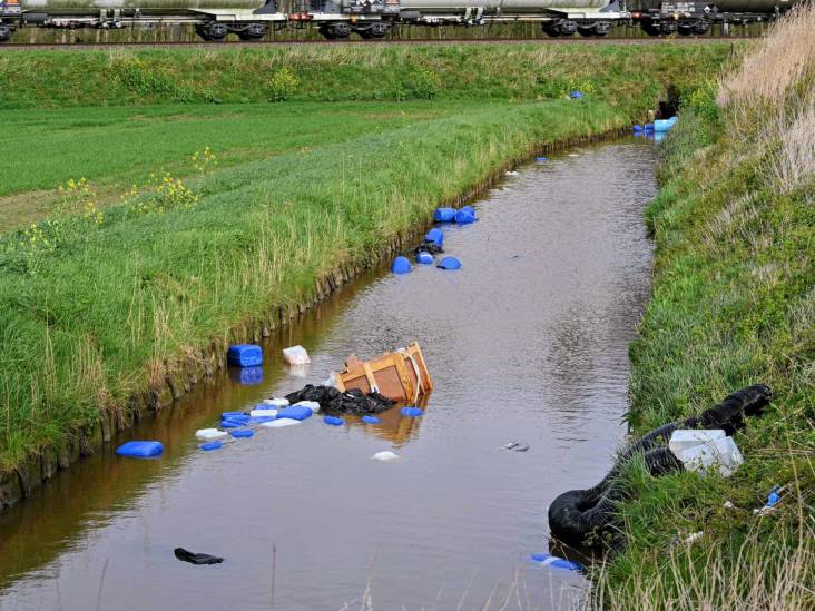 Zestig jerrycans met vermoedelijk drugsafval gedumpt in Hoeven, vaten drijven ook in het water