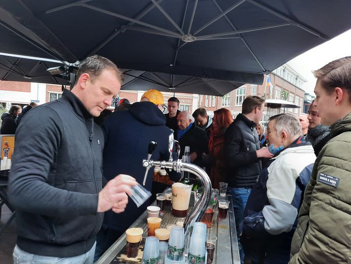 Oldenzaalse horecaondernemers doen voor een dag weer wat ze al die tijd zo gemist hebben: biertjes tappen.