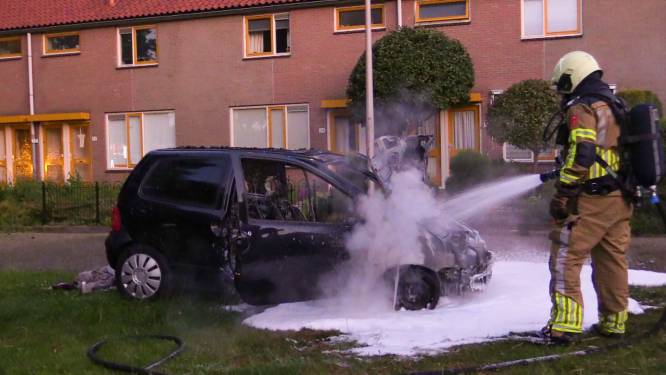 Auto verwoest door brand in Hengelo, politie op zoek naar camerabeelden
