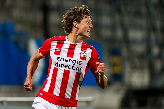 Sam Lammers zorgde met een prachtige treffer voor de winst van Jong PSV: 2-1.