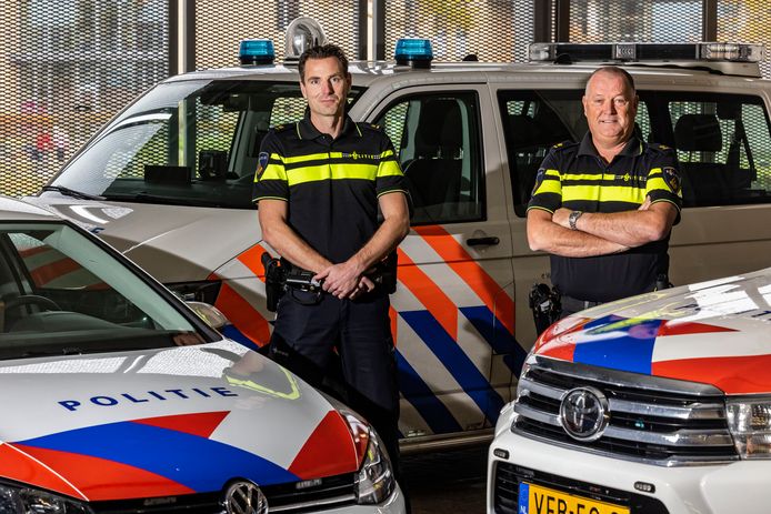 Teamchef Dick van der Ende van Politie Westland (rechts) en Robin Zwarts (links)