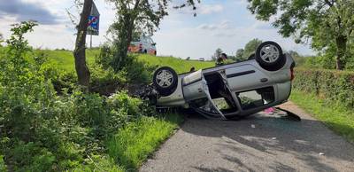 Vrouw belandt met wagen op de kop op fietspad in Erlecom