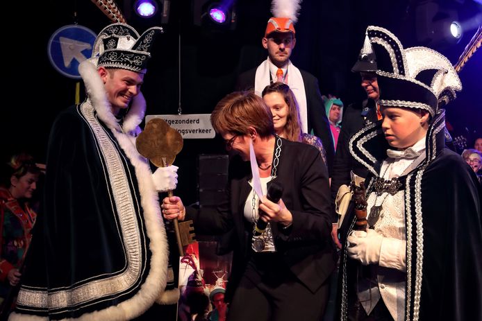 Onder toeziend oog van zijn gevolg neemt Print Joris I de sleutel van de Etten-Leurse burgemeester in ontvangst. Foto Chris van Klinken