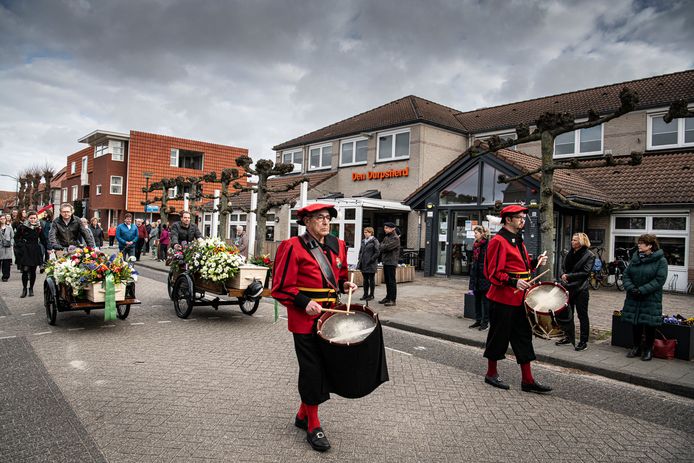 Uitvaartstoet, vorige week, van  Henk van Lith en zijn vrouw Mien van Lith, die aan Corona zijn gestorven.