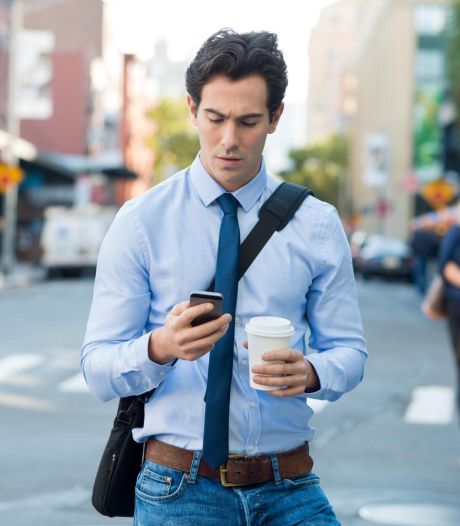 Regarder son téléphone en traversant la route n’est pas interdit, mais peut vous coûter cher