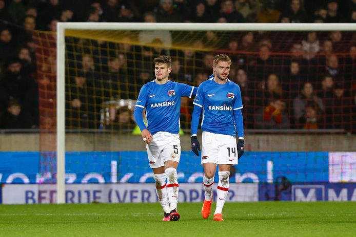 Djordje Mihailovic viert zijn treffer met Milos Kerkez.
