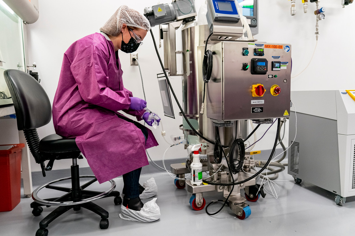 Een wetenschapper aan het werk in een onderzoeksfaciliteit van Pfizer-BioNTech. Beeld WHITNEY CURTIS