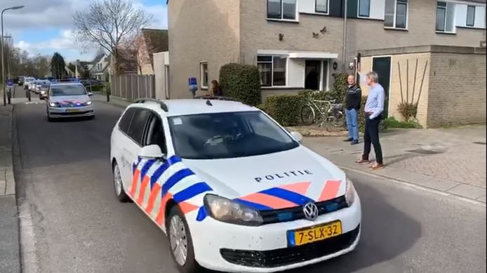 Politieagent Wim neemt na 49 jaar afscheid van het korps. Collega’s rijden langs zijn huis met de sirenes aan.
