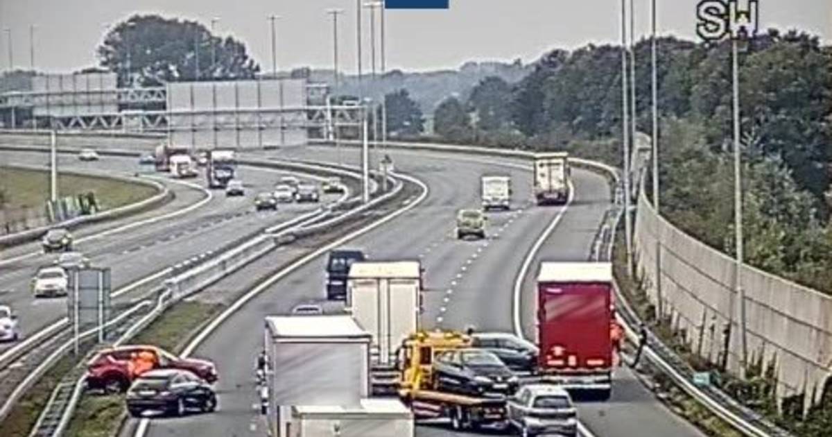 Drie rijstroken dicht op snelweg naar Oss door ongeval met meerdere voertuigen.