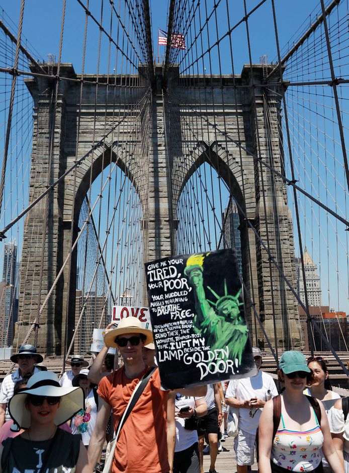 Betogers op Brooklyn Bridge in Manhattan, New York.