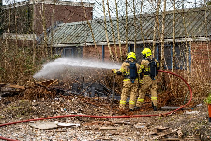 De brandweer is dinsdagmiddag uitgerukt naar een brand aan de Ampèrestraat in Nijkerk. Een werknemer van interieurwinkel KokBeton had een stapel afvalhout in de brand gestoken.