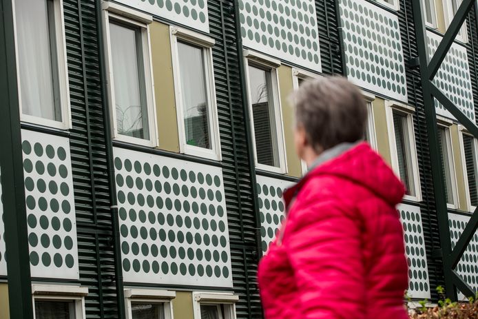 Connie Nuijten uit Bergen op Zoom kijkt bij het verpleeghuis naar het raam van de kamer waar haar man zit.