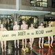Extinction Rebellion doet striptease bij Ymere: ‘Laat ons niet in de kou staan’