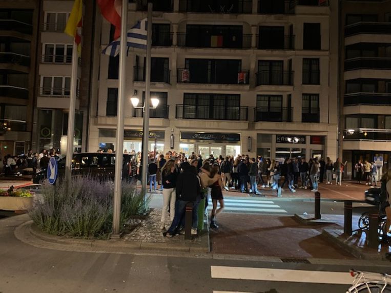 Na het sluitingsuur om 1.00 uur verzamelen heel wat feestvierders zich in de uitgaansbuurt van Knokke-Heist. Beeld Mathias Mariën