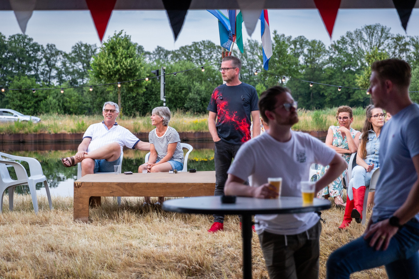 Dorpelingen ontmoeten elkaar aan het kanaal ‘In Beek en Donk was weinig te beleven’ Foto ed.nl