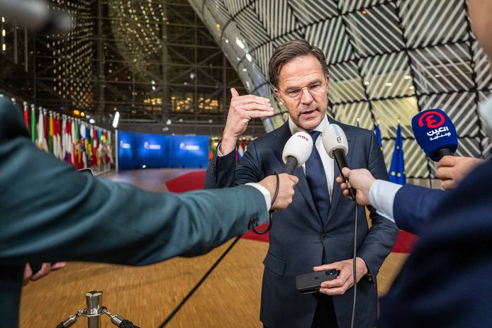 Nederlandse premier Mark Rutte staat de pers te woord na afloop van de eerste dag van de jaarlijkse voorjaarstop van de Europese Raad.