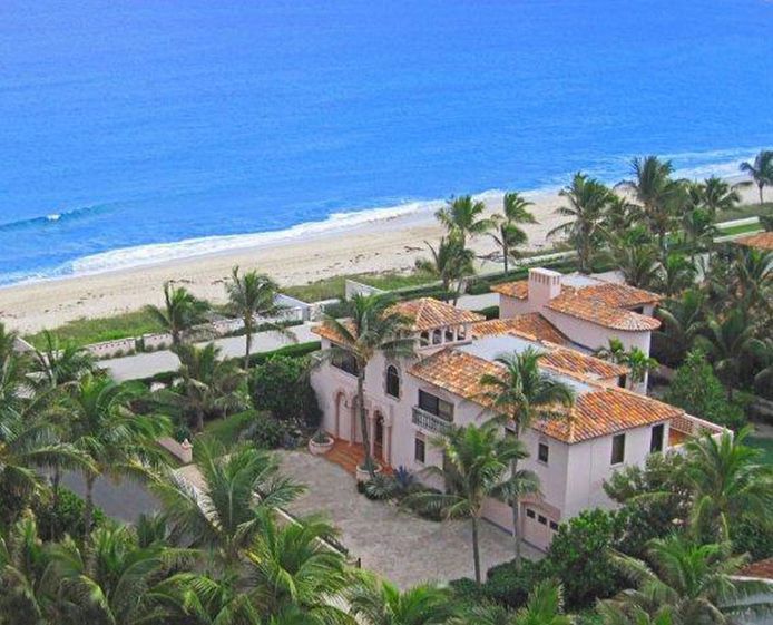 De villa ligt vlakbij het strand van Palm Beach.