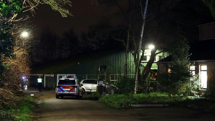 Politie rijdt auto klem in Helvoirt, heli zoekt drie vluchtende inzittenden
