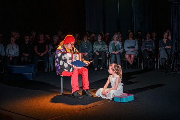Het stille slotstuk van de Cirkel van het Leven: Pieter van Dijck speelt op zijn accordeon en leest voor aan het kind in het wit, dat als een rode draad letterlijk door alle delen van de voorstelling liep met haar koffertje. Tijd voor afscheid: van het publiek, van elkaar en van de oude Nobelaer.