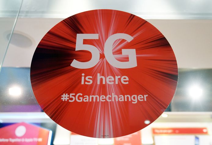 Telecomfabrikant Huawei mag wel onderdelen leveren voor Britse 5G-netwerken, maar die mogen niet voor de kern van het netwerk zijn.