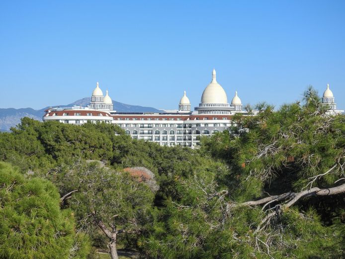 Een van de luxueuze hotels in Titreyengöl, langsheen de Turkse Riviera.
