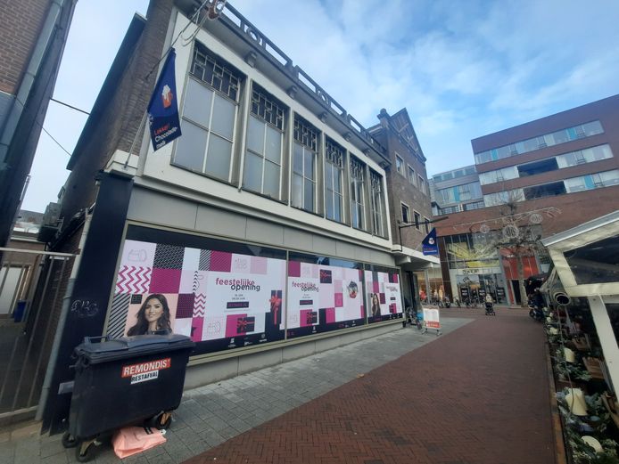 De nieuwe winkel van ICI Paris XL aan de Nieuwstraat. De ruimte die ze achterlaten, wordt in gebruik genomen door Thea Borgerink en haar dochter Kristel.