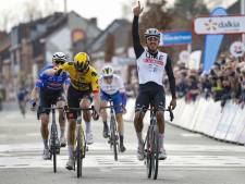 Tim van Dijke schiet uit klikpedaal en moet Molano voor laten gaan in GP Denain