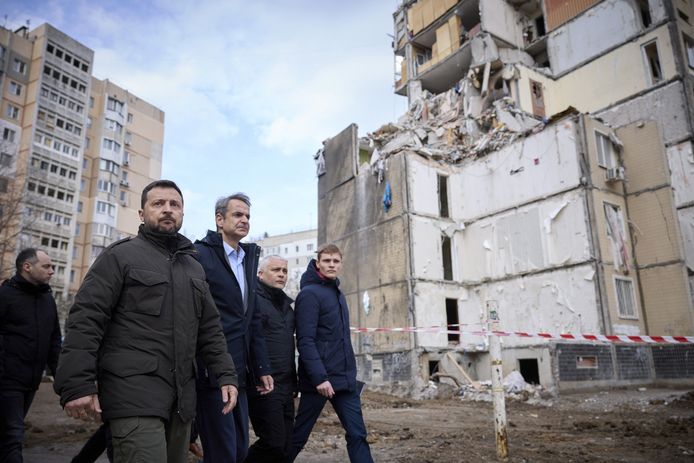 De twee leiders bij het getroffen flatgebouw in Odessa.