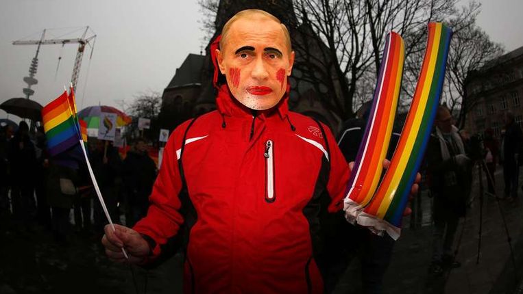 Een pro-homobetoger met een masker van de Russische president Poetin, eerder deze maand tijdens een betoging in Hamburg. Beeld afp