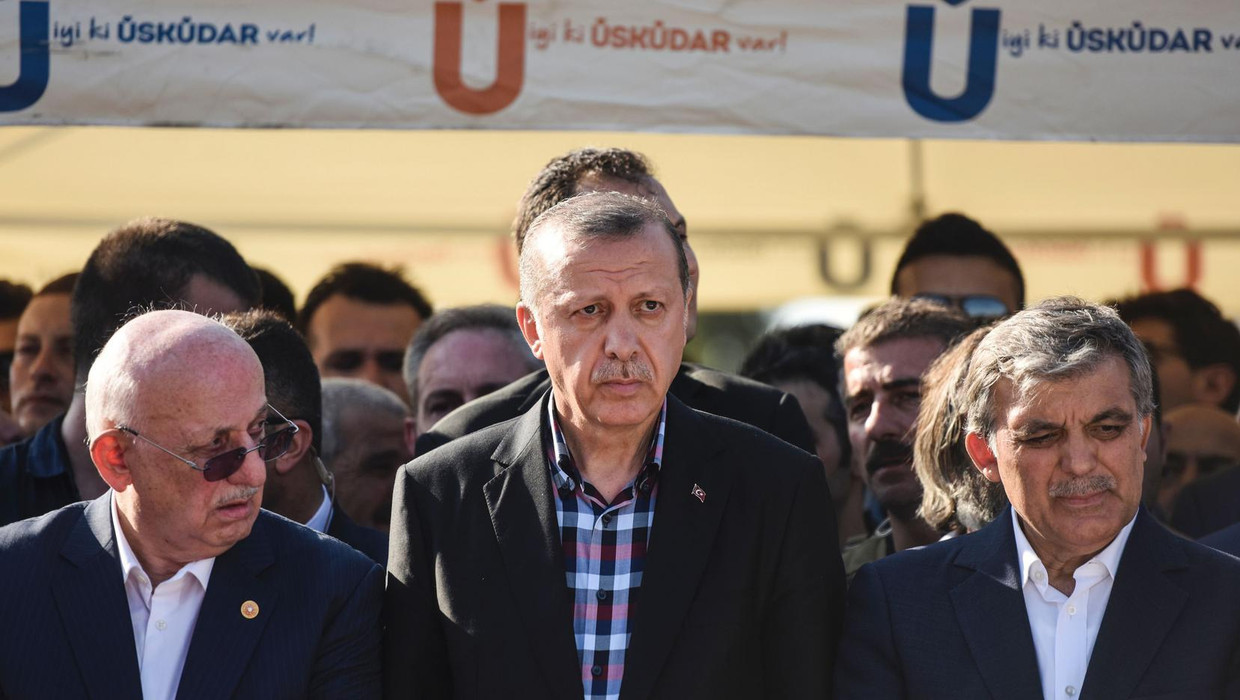 President Erdogan woont en begrafenis van een slachtoffer van de mislukte staatsgreep. Beeld afp