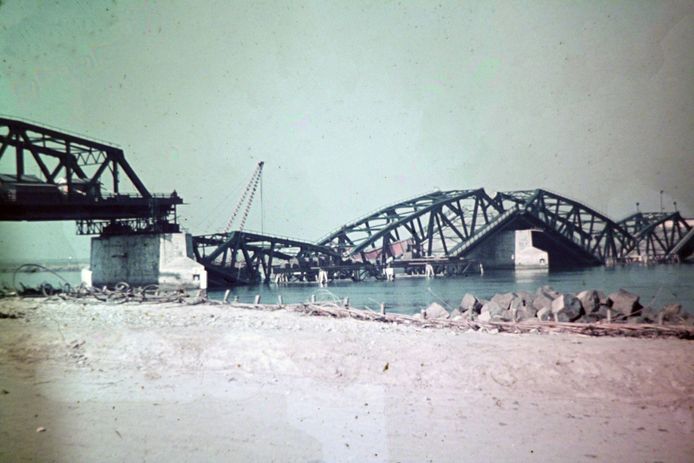Tijdens de bevrijding zijn de Moerdijkbruggen door de Duitsers opgeblazen. Prins Bernhard opende op 24 augustus 1946 de herstelde bruggen.